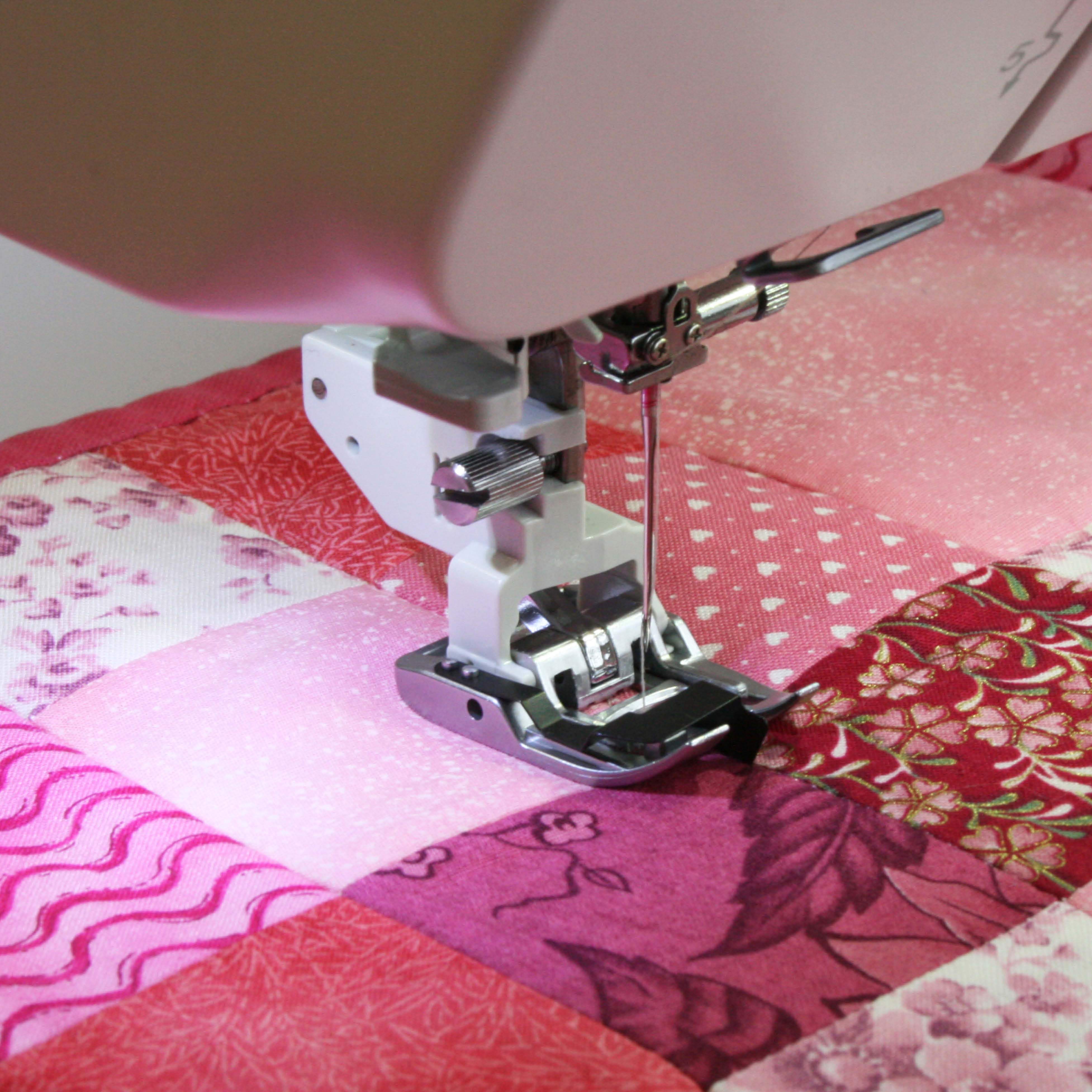 elna-excellence-770-machine-coudre-350-points-9mm-cran-hd image 5