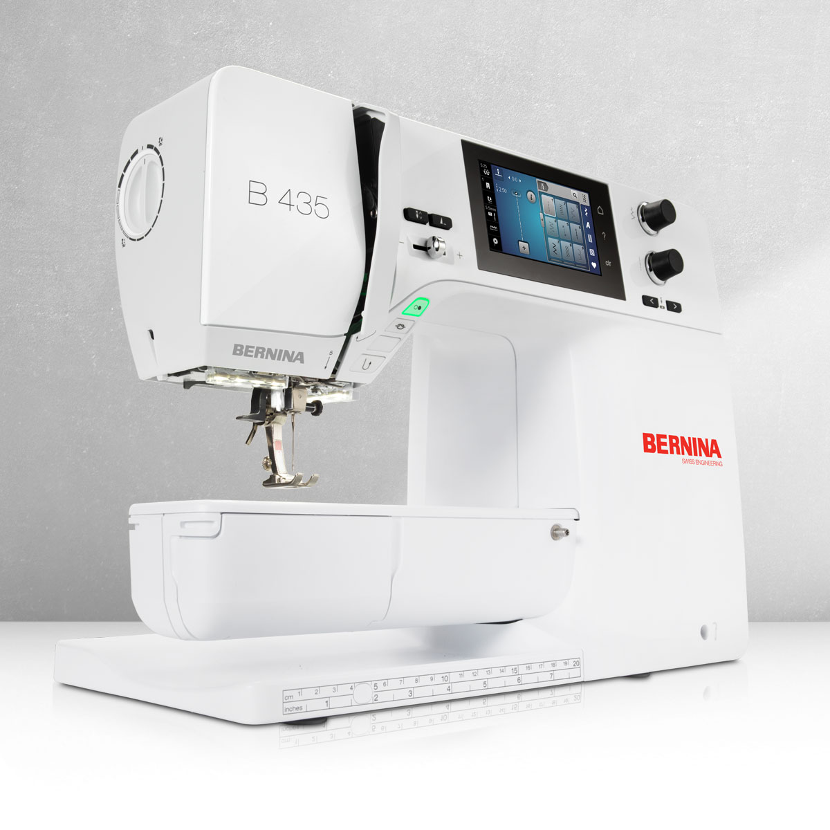 bernina-4-series-435-machine-coudre-cran-tactile-compacte image 3